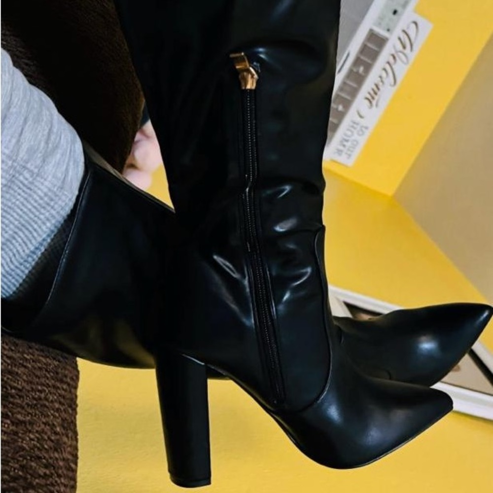 Beautiful black boots !!!